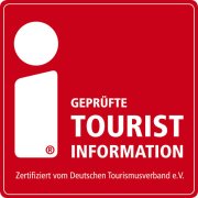 Auf dem Bild erkennt man das Logo einer geprüften Touristinformation. Der Hintergrund ist rot und links ist ein großes weißes I zusehen. Rechts daneben steht in Weiß "Geprüfte Tourist Information"