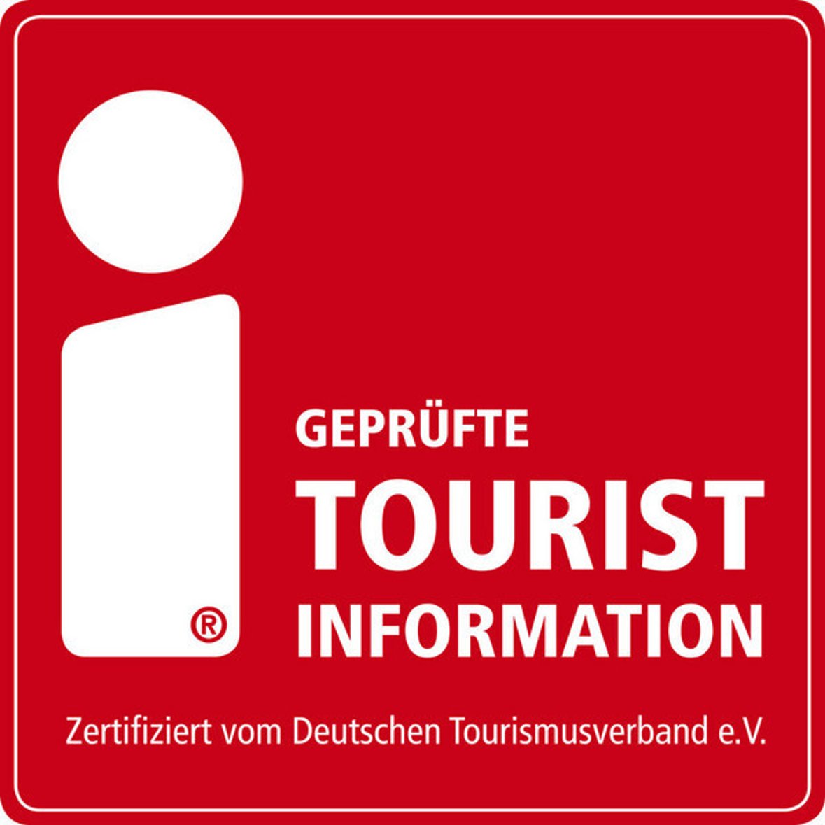 Auf dem Bild erkennt man das Logo einer geprüften Touristinformation. Der Hintergrund ist rot und links ist ein großes weißes I zusehen. Rechts daneben steht in Weiß "Geprüfte Tourist Information"